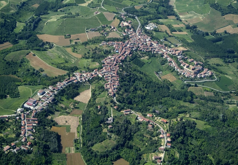 Foto aerea dello straordinario paesaggio monferrino nel territorio comunale di Castagnole Monferrato [Foto di Mark Cooper],.