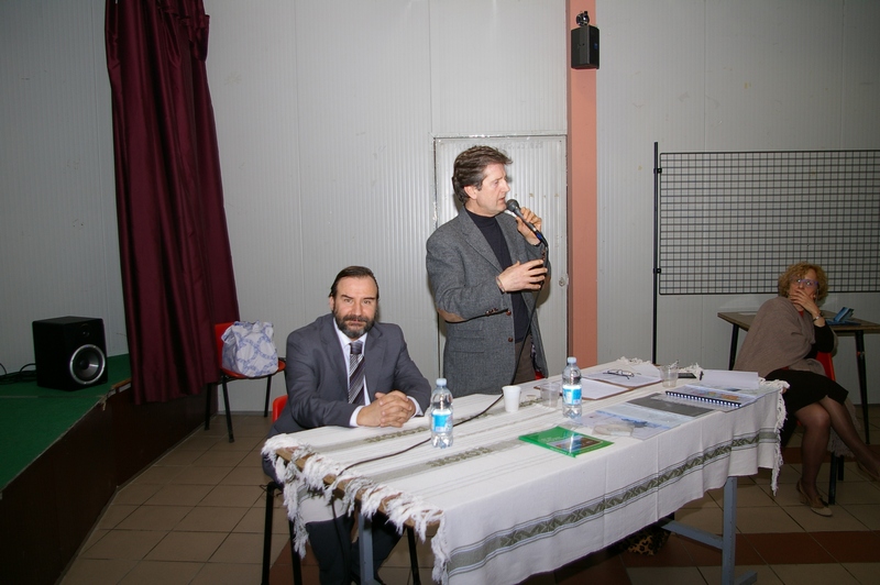 Relazione del Prof. Guido Montanari, assessore all Urbanistica del Comune di Rivalta torinese. Al Tavolo dei relatori: (sx) Prof. Marco Devecchi, Presidente dell Osservatorio del Paesaggio per il Monferrato e l Astigiano, e (dx) la Dott.ssa Francesca Saglio (Pro Loco di Arignano), organizzatrice dell incontro [Foto di Pietro Parena].