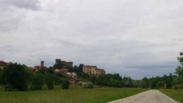 Veduta del pittoresco borgo di Arignano, caratterizzato da un paesaggio agrario di grande interesse e da numerose testimonianze storiche di notevole valore artistico ed architettonico.
