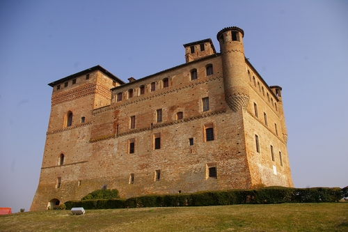 Veduta del Castello di Grinzane Cavour, sede del Convegno su "Dalla Signoria di Guglielmo VII ai nostri tempi. Il ritorno dei Marchesi di Monferrato nelle Langhe e nel Roero".