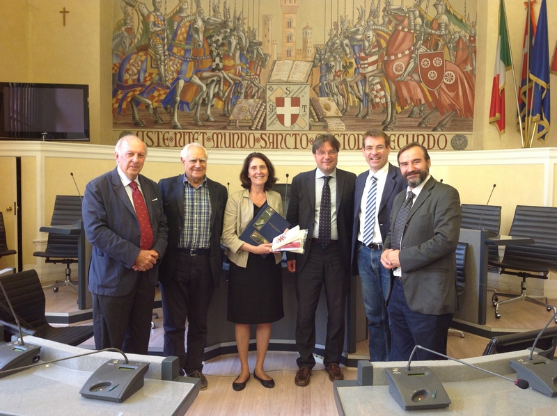 Incontro, Sindaco di Asti, Avv. Fabrizio Brignolo, Dott.ssa Maguelonne Déjeant-Pons, Executive Secretary, European Landscape Convention  and Steering Committee for Culture, Heritage and Landscape, Council of Europe, Avv. Davide Arri, Vice Sindaco di Asti, Marco Devecchi, Valerio Di Battista, Gian Paolo Bardazza, Foto ricordo dell incontro tra il Sindaco di Asti, Avv. Fabrizio Brignolo, il Vice Sindaco di Asti, Avv. Davide Arri, e la Dott.ssa Maguelonne Déjeant-Pons  (Executive Secretary of  the European Landscape Convention  and Steering  Committee for Culture, Heritage and Landscape) del Consiglio d Europa. All incontro hanno partecipato anche (da  sx) il Prof. Valerio Di Battista (già Preside Vicario della Facoltà di Architettura di Milano e Presidente  dell Osservatorio del Paesaggio del Monferrato casalese), il Dott. Gian Paolo Bardazza (Segretario dell Osservatorio  del paesaggio del Monferrato casalese) e il Prof. Marco Devecchi (Presidente dell Osservatorio del Paesaggio per il  Monferrato e l Astigian