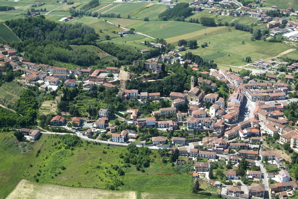Veduta aerea del borgo e del paesaggio agrario di Mombercelli, riconosciuto dall UNESCO "Patrimonio dell Umanità" [Foto di Mark Cooper].