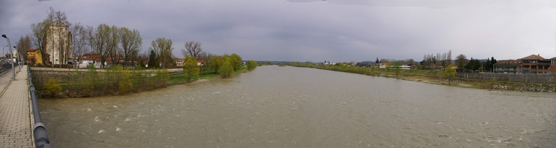 Veduta del fiume Tanaro in piena dal ponte di Corso Savona ad Asti