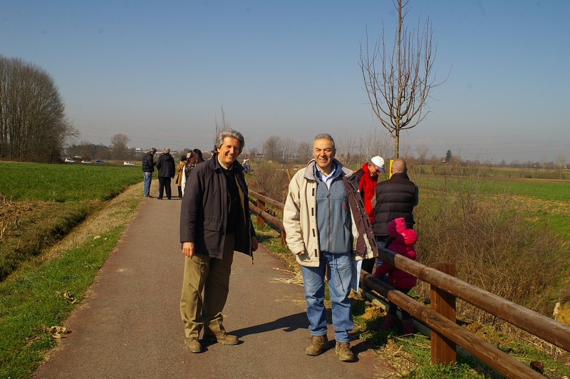 Volontari all opera per la realizzazione della nuova alberata lungo la pista ciclabile di Villanova d Asti [Foto di Franco Correggia].