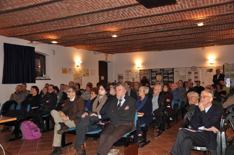 Veduta del folto e dell attento pubblico presente alla presentazione del volume curato da Franco Correggia "Sentieri di collina, tra Monferrato e Langa Astigiana" presso la Sala conferenze dell Azienda sperimentale CNR di Vezzolano (Albugnano, AT) [Foto di Mirella Zitti].