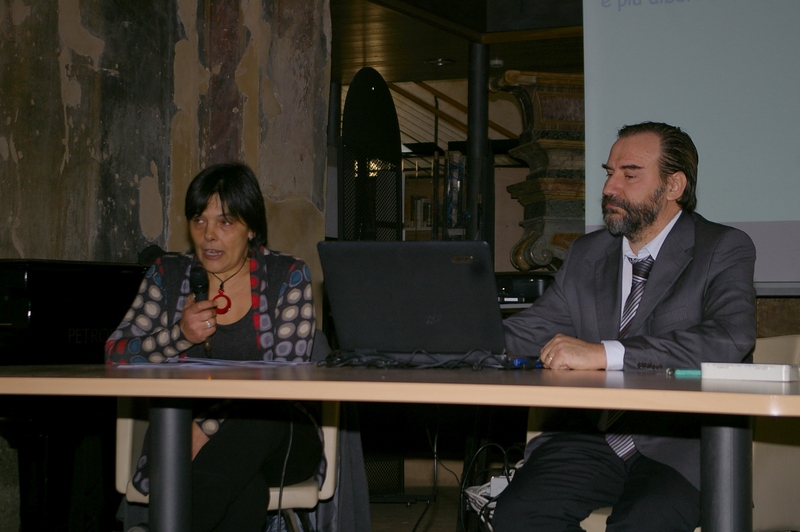 Presentazione dell iniziativa volta alla realizzazione della nuova alberata lungo la pista ciclabile di Villanova d Asti da parte della Vice Presidente Laura Ortu dell Associazione a Difesa della Piana villanovese [Foto di Franco Correggia].