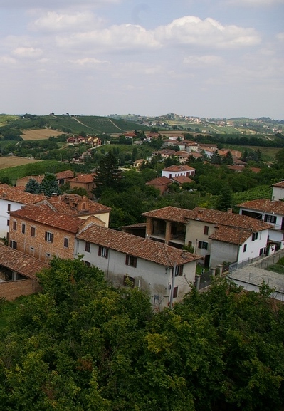 Veduta dei due abitati di Isola Villa (sx) e di Schierano (dx) oggetto dell avvenuto riconoscimento da parte della Regione Piemonte del Notevole interesse pubblico del paesaggio, ai sensi del Codice dei Beni culturali e del paesaggio.