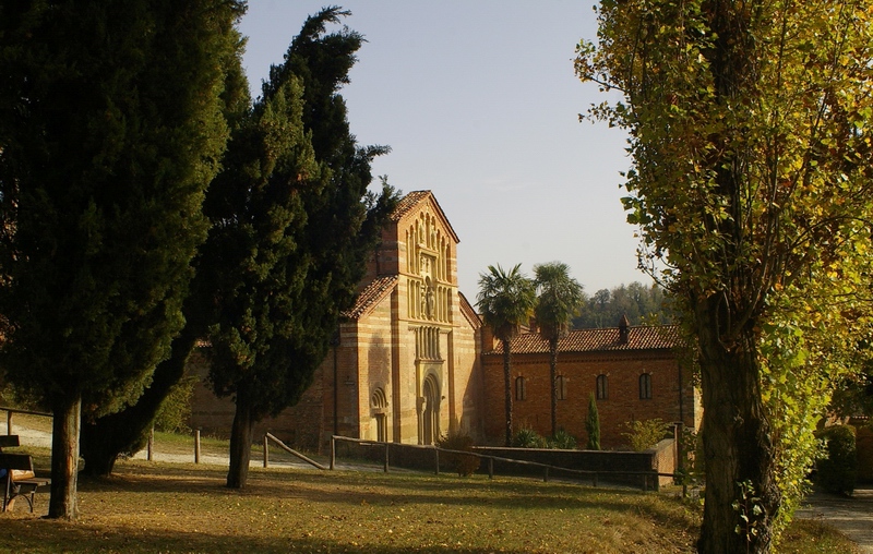 Veduta della facciata della Canonica di Santa Maria di Vezzolano.