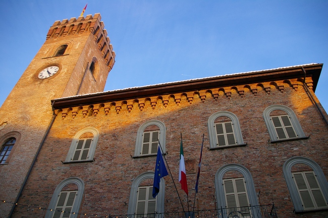 Veduta della bellissima facciata del municipio di Nizza Monferrato