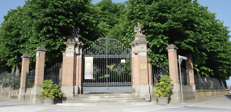 Veduta dell'ingresso al Parco della Rimembranza di Castagnole delle Lanze [Foto di Gianni Forte].