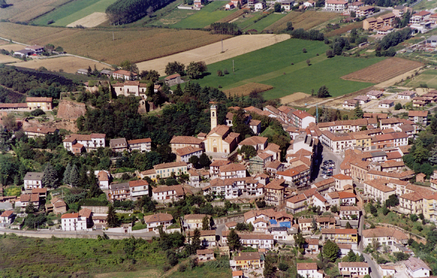Veduta aerea del paese di Mombercelli e del pregevolissimo paesaggio circostante, riconosciuto dall UNESCO "Patrimonio dell Umanità" [Foto di Mark Cooper].