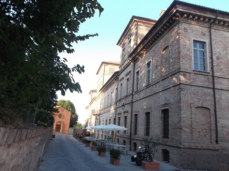 Veduta del maestoso Castello di Magliano Alfieri, sede della Riunione di Coordinamento della Rete degli Osservatori del paesaggio del Piemonte.