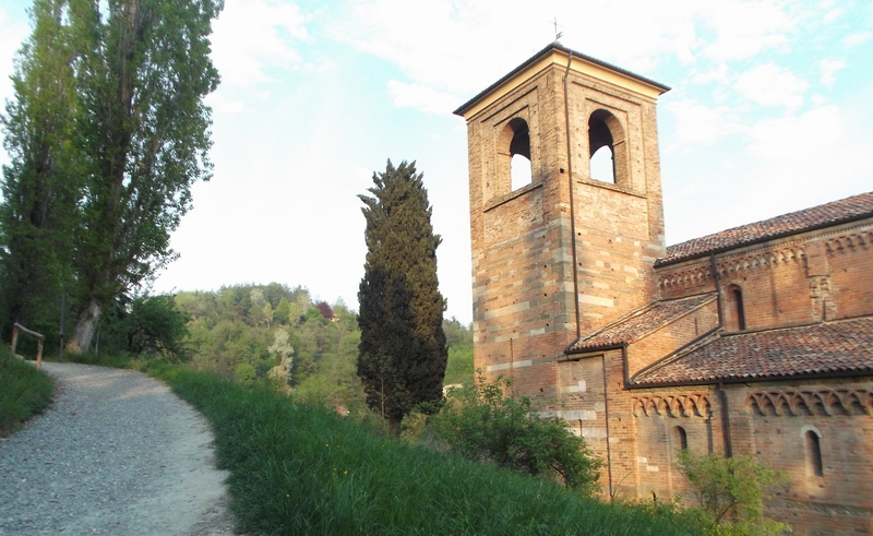 Veduta della .Canonica di Santa Maria di Vezzolano, inserita in un paesaggio agrario di eccezionale bellezza.