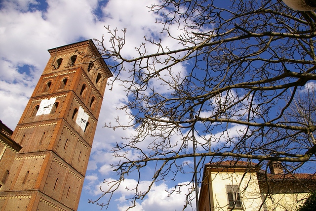 Veduta della pregevolissima torre campanaria della Cattedrale di Asti sulla cui facciata si situa la lapide commemorativa del 1266 a ricordo della ricostruzione della struttura.