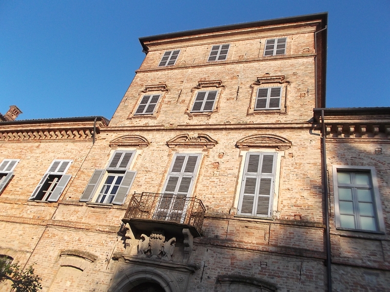 Veduta della facciata in mattoni del monumentale Castello di Magliano Alfieri, attualmente sede del "Teatro del Paesaggio".