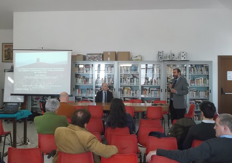 Relazione del Prof. Marco Devecchi (Professore associato del Dipartimento di Scienze agrarie forestali e alimentari e Coordinatore per l Università degli Studi di Torino della Laurea magistrale in Progettazione delle Aree verdi e del Paesaggio) su "Lo studio dei paesaggi culturali in un ambito UNESCO. il giornalista interpreta i messaggi del paesaggio e dell ambiente coniugandoli con il piano di gestione del territorio". Al Tavolo dei relatori il Dott. Carlo Bidone, Presidente dell Osservatorio del Paesaggio alessandrino [Foto di Silvio Garlasco].