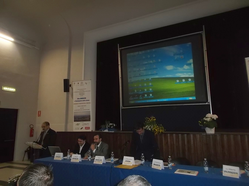Saluto introduttivo del Sindaco di Castagnole delle Lanze, Carlo Mancuso.Al Tavolo dei relatori: Dott. Roberto Cerrato, Direttore dell Associazione per il Patrimonio vitivinicolo di Langhe-Roero e Monferrato, Prof. Marco Devecchi, Presidente dell Osservatorio del Paesaggio per il Monferrato e l Astigiano, e il Presidente Alessandro Lovera del Club UNESCO di Alba [Foto di Silvano Stella].
