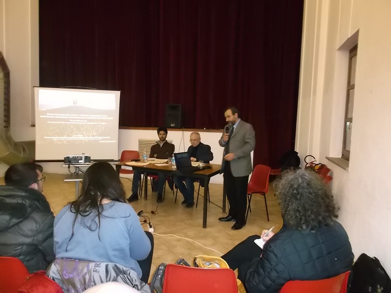 Relazione del Prof. Marco Devecchi - Presidente dell Osservatorio del Paesaggio per il Monferrato e l Astigiano su "Come tutelare per legge il proprio paesaggio di vita quotidiana: esperienze concrete delle comunità dell Astigiano" [Foto di Bruno Corniglia].