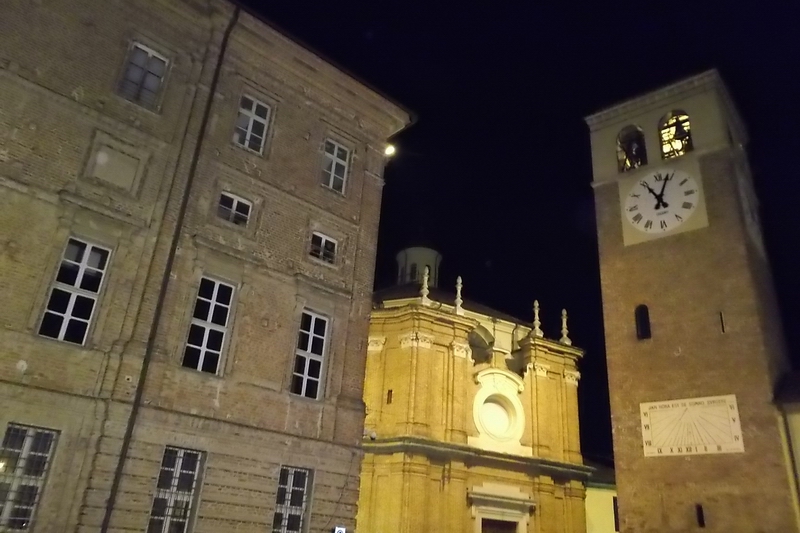 Veduta notturna di Palazzo Grosso a Riva presso Chieri.