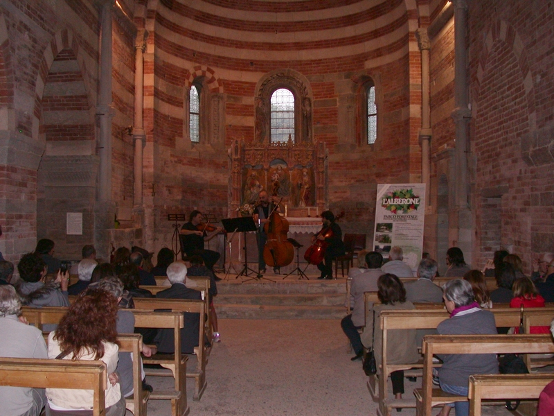 Esecuzione di brani musicali da parte del gruppo "Gli Archimedi" (Andrea Bertino, Violino - Luca Panicciari, Violoncello - Giorgio Boffa, Contrabbasso).