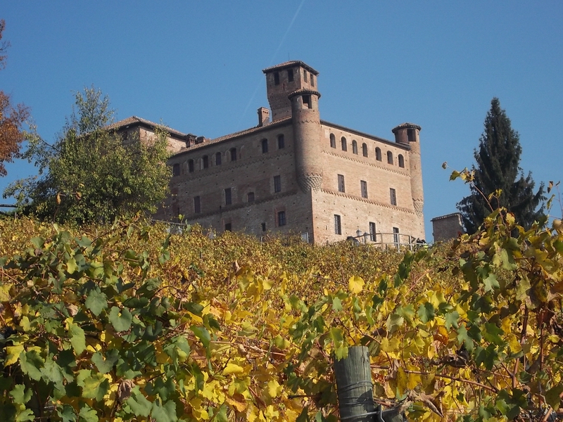 Veduta deel superbo Castello di Grinzane Cavour, riconosciuto dall UNESCO "Patrimonio dell Umanità" e sede della cereimonia di conferimento degli "Omaggi" al valore dei paesaggi viticoli di Langhe-Roero e Monferrato.