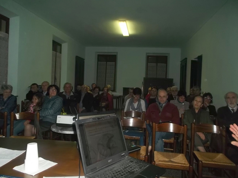 Folto ed interessato pubblico presente alla Serata di studio su "Il nostro pianeta, la nostra casa: riflessioni sulla natura" presso la Biblioteca comunale di Antignano.