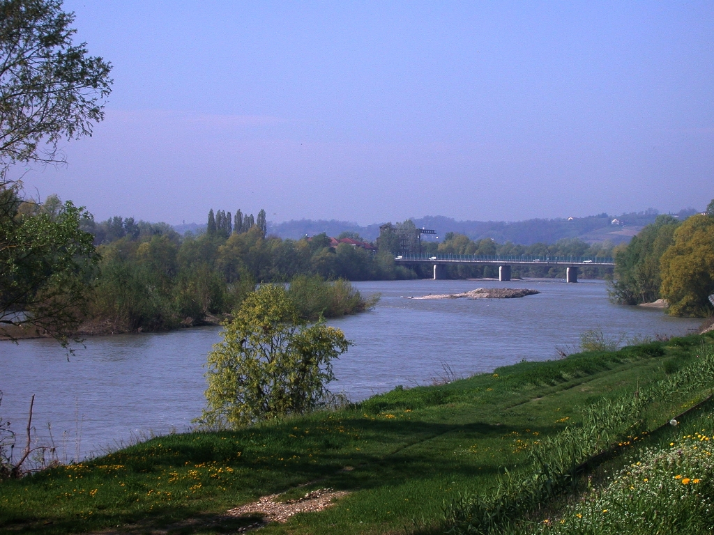 Veduta del fiume Tanaro ad Asti, oggetto della Camminata di studio con gli studenti della Scuola media Goltieri di Asti.