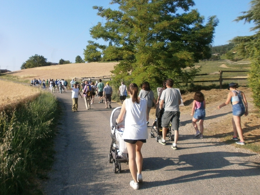 Momento della camminata alla scoperta con un folto gruppo di partecipanti al paesaggio agrario di Costigliole d Asti.