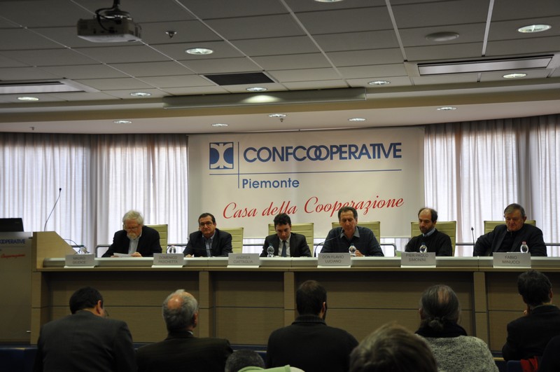 Tavolo dei relatori al Convegno "Accettare il conflitto, risolverlo e trasformarlo in un processo condiviso: il caso del governo del territorio. Dialogo tra l Urbanistica e la Lettera enciclica Laudato sì sulla cura della casa comune". Da (sx): Mauro Giudice (Istituto Nazionale di Urbanistica di Piemonte e Valle d Aosta), Domenico Paschetta (Presidente di Confcooperative Piemonte), Andrea Ciattaglia, (Giornalista e Moderatore), Don Flavio Luciano (Direttore PSL del Piemonte e della Valle d Aosta), Pier Paolo Simonini (Facoltà di Teologia di Torino) e Fabio Minucci (già docente di Pianificazione Territoriale, Politecnico di Torino).