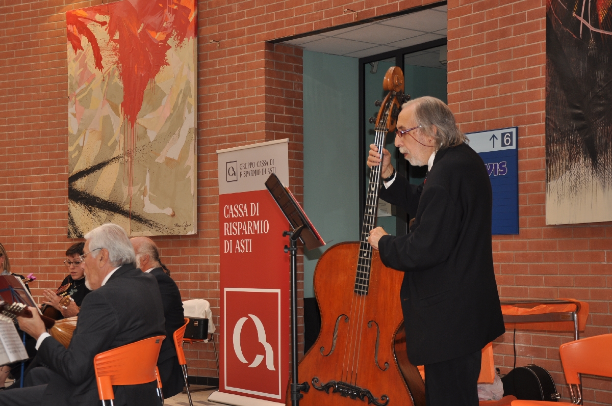 Esecuzione di brani musicali da parte dell Orchestra mandolinistica Paniati di Asti.