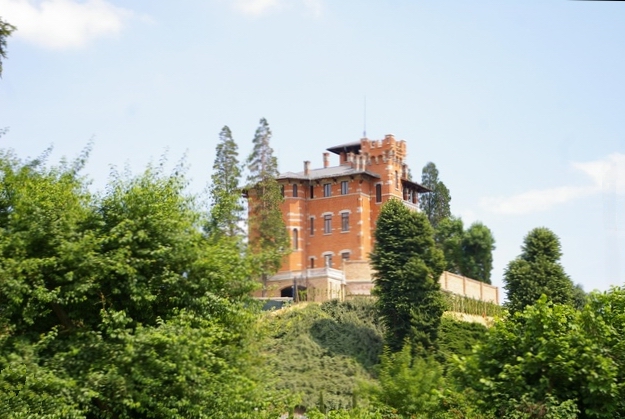 Veduta del paesaggio periurbano di Asti, caratterizzato da significative permanenze agricole e forestali, oltreché manufatti di grande pregio, come il noto "Castello di Valmanera".