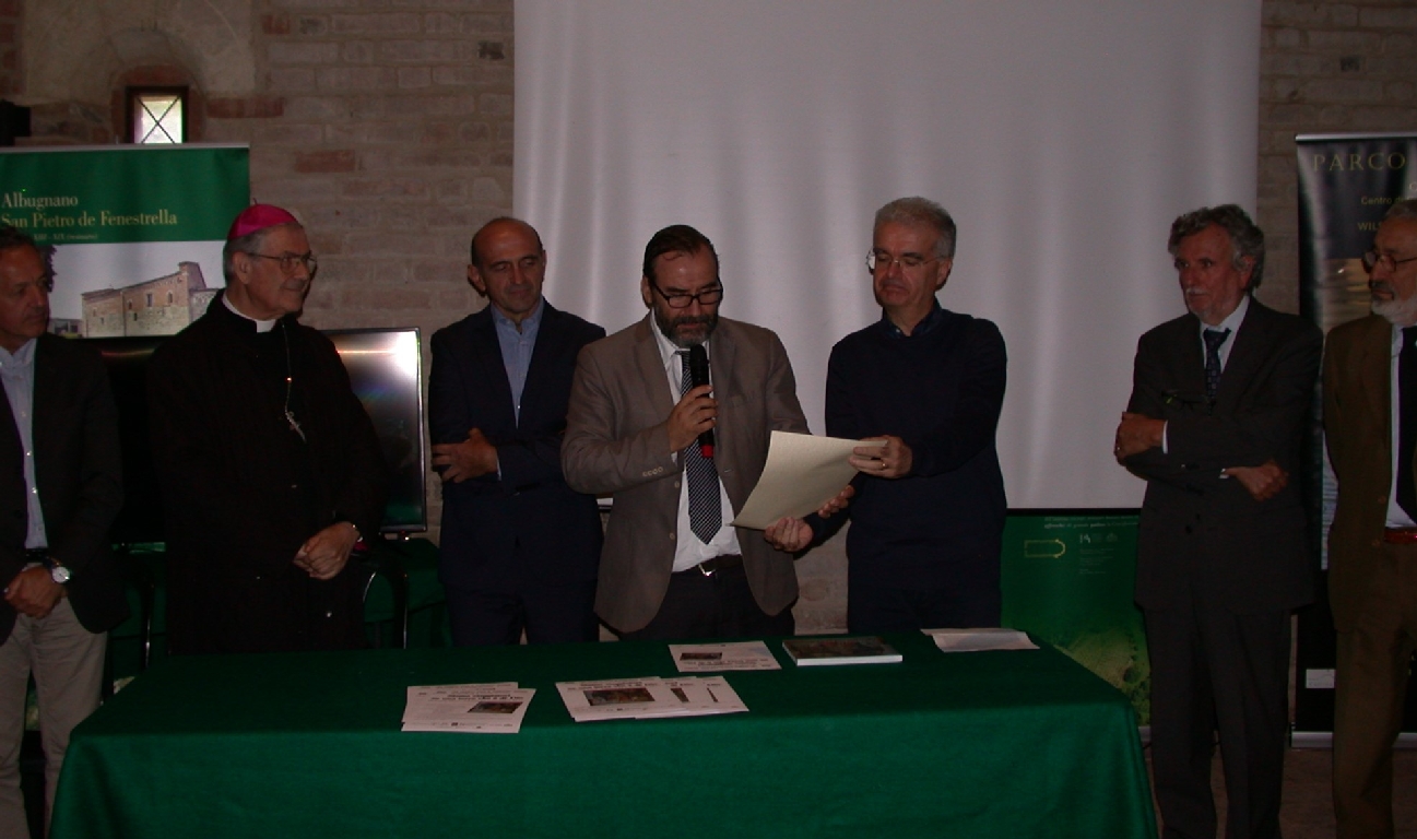 Lettura della motivazione del Diploma del riconoscimento del Premio Alfiere del paesaggio 2017 ad Attilio Alessio da parte del Prof. Marco Devecchi (Presidente dell Osservatorio del Paesaggio per il Monferrato e l Astigiano).