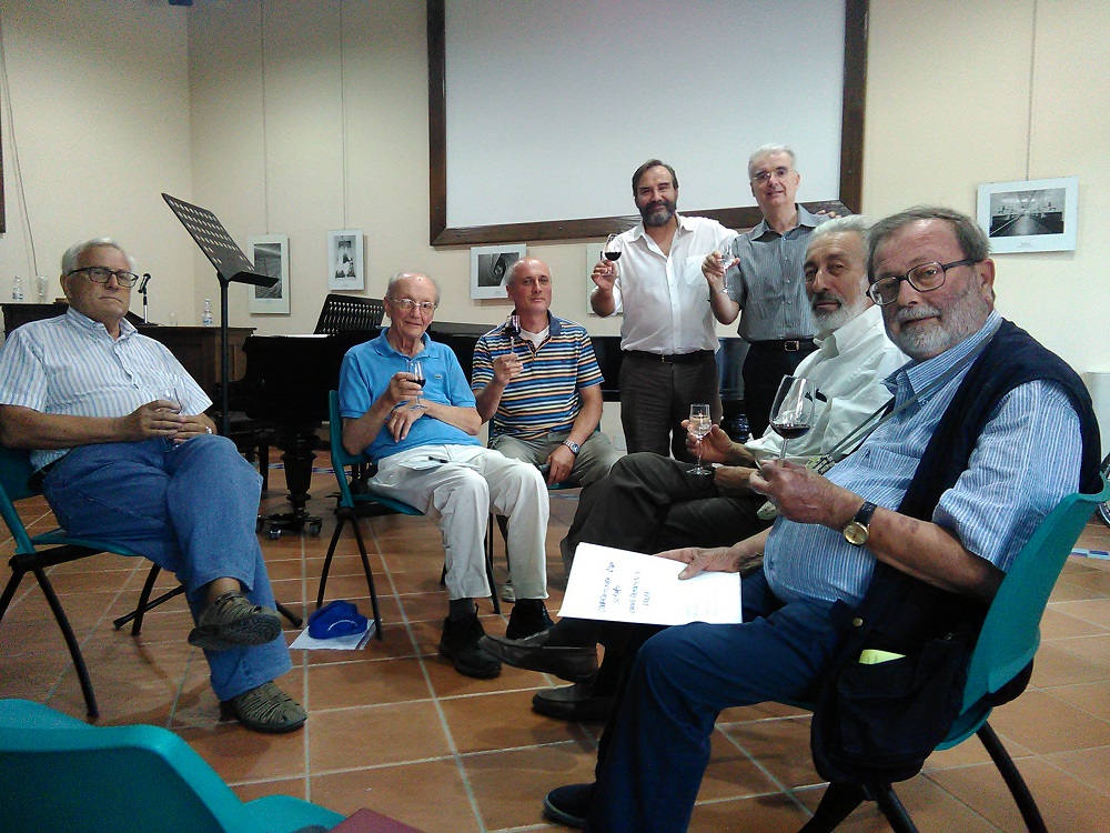 Foto del brindisi con il Freisa chinato in occasione della Riunione operativa per l assegnazione del Premio Alfiere del Paesaggio, presso la sala riunioni della Cantina sociale Terra dei Santi a Castelnuovo. Nella foto da (sx): Dario Rei, Francesco Garetto, Paolo Aiassa, Marco Devecchi, Franco Correggia, Emilio Lombardi e Giuseppe Fassino.