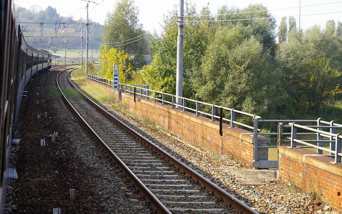 Le ferrovie del Piemonte: un patrimonio di eccezionale valore da valorizzare e promuovere per una mobilità sostenibile e per un turismo sempre più attento alla qualità ambientale. Nella foto la tratta ferroviaria Asti - Torino.