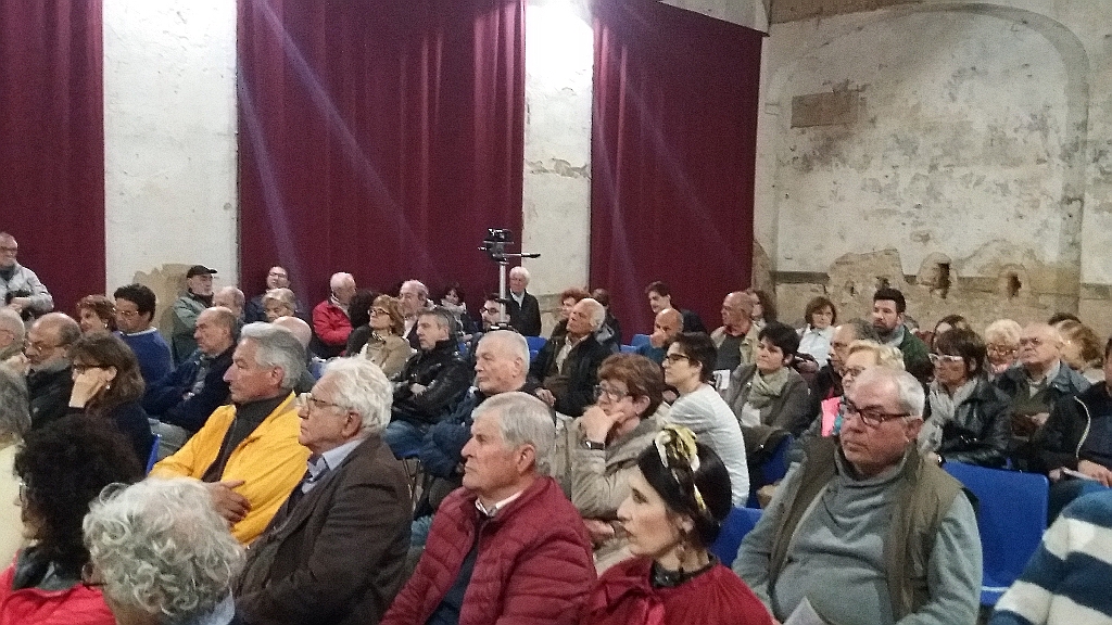 Veduta del folto ed interessato pubblico presente al Momento di confronto pubblico sui temi ambientali con i Candidati sindaco di Asti, Chiesa del Gesù ad Asti [Foto di Andrea Devecchi].