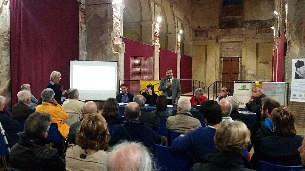 Avvio da parte del Moderatore Marco Devecchi del Momento di confronto pubblico sui temi ambientali con i Candidati sindaco di Asti. Al Tavolo dei relatori da (sx): Mario Paracchino, Giuseppe Passarino, Marco Devecchi, Angela Quaglia, Massimo Cerruti,  Beppe Rovera [Foto di Andrea Devecchi].