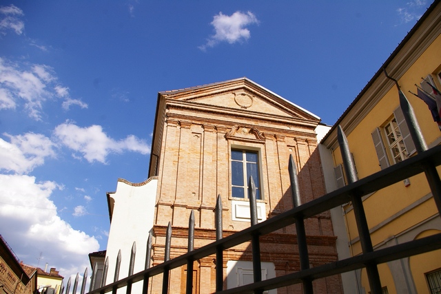 Veduta della facciata della Chiesa del Gesù di Asti, sede del Momento di confronto pubblico sui temi ambientali con i Candidati sindaco di Asti.
