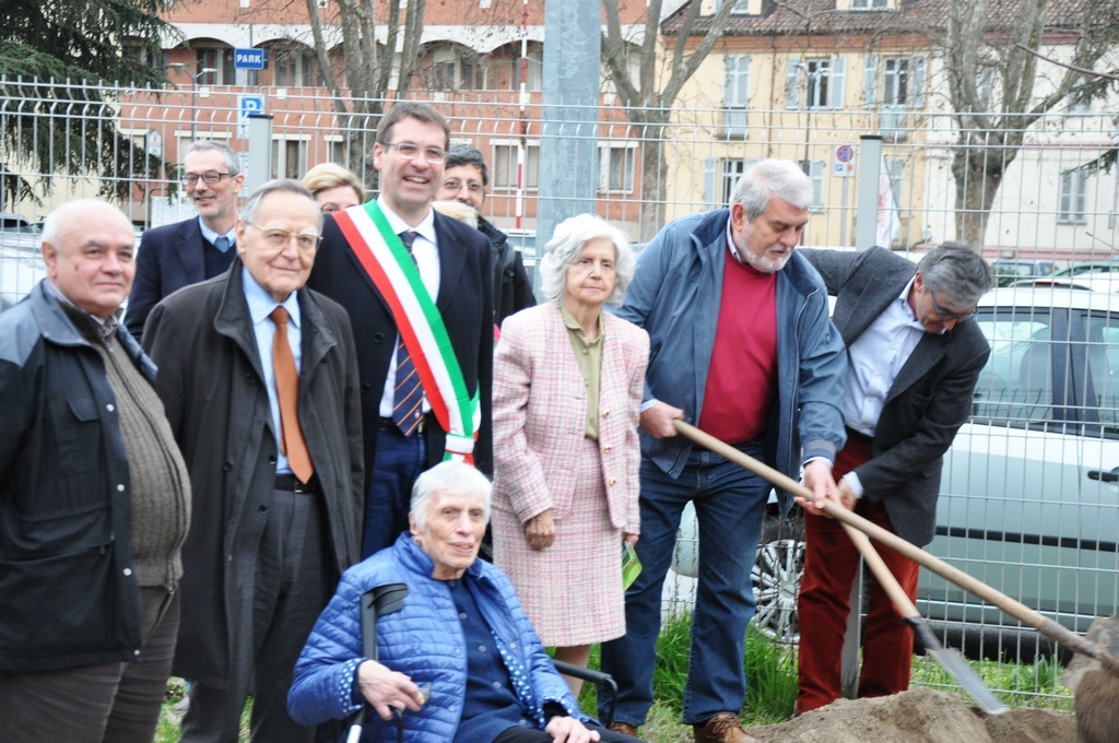 Momento della Cerimonia di messa a dimora dell albero alla memoria del Prof. Paolo De Benedetti alla presenza delle autorità cittadine, degli amici astigiani e della sorella Maria De Benedetti [Foto di Gilberto Berlinghieri].