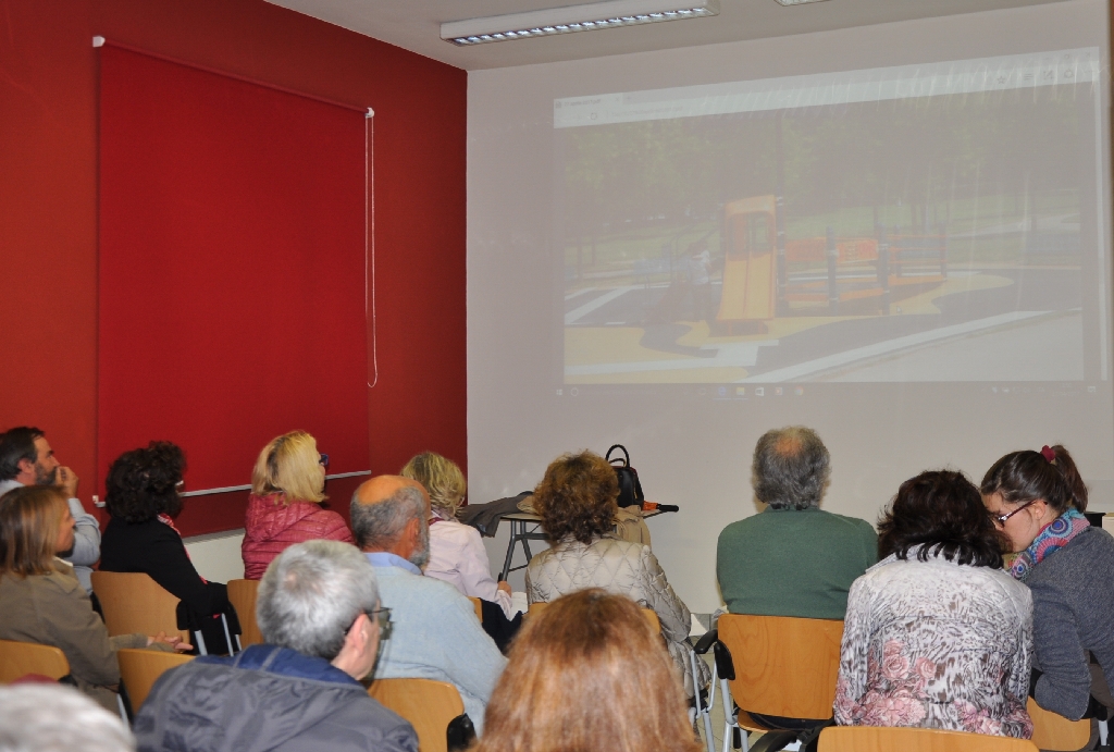 Illustrazione da parte della Presidente Donatella Curletto e dell Arch. Francesca Cavagnino di un interessante caso di progettazione di Giardino sensoriale [Foto di Ernesto Doglio Cotto].