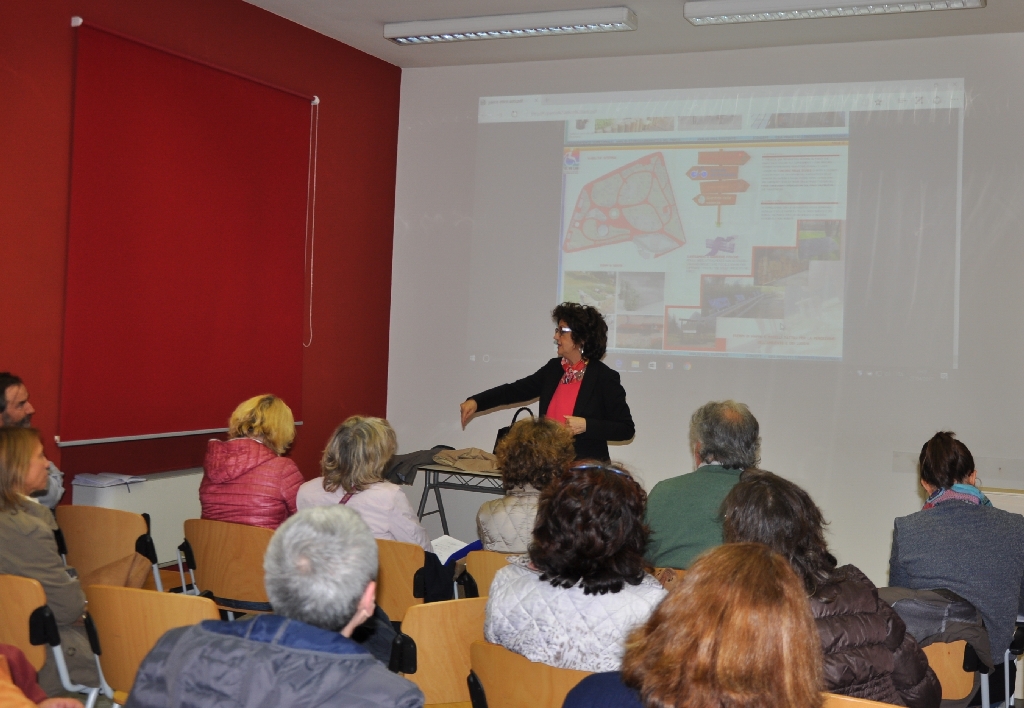 Esame da parte della Direttrice generale dell ASL di Asti, Dott.ssa Ida Grossi degli aspetti organizzativi del Convegno sul nuovo "Parco della salute" dell Ospedale Cardinal Massaia di Asti [Foto di Ernesto Doglio Cotto].