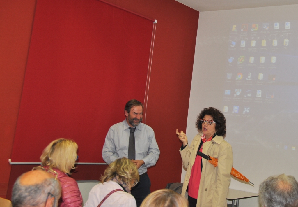 Esame da parte della Direttrice generale dell ASL di Asti, Dott.ssa Ida Grossi degli aspetti organizzativi del Convegno sul nuovo "Parco della salute" dell Ospedale Cardinal Massaia di Asti [Foto di Ernesto Doglio Cotto].