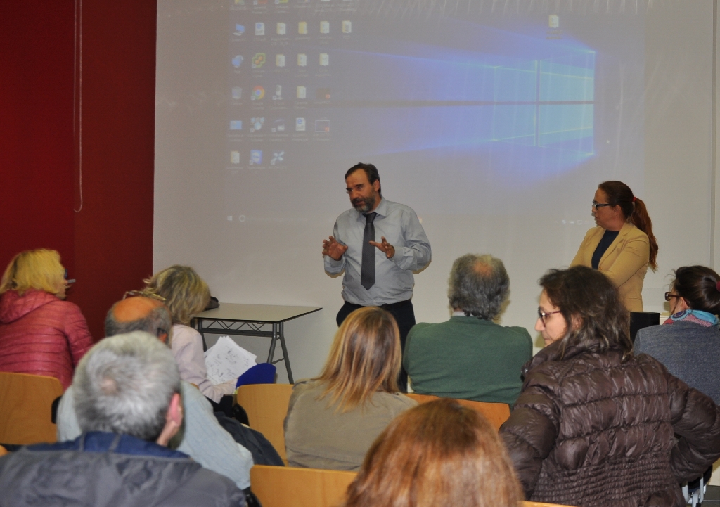 Esame da parte del Prof. Marco Devecchi degli aspetti organizzativi del Convegno sul nuovo "Parco della salute" dell Ospedale Cardinal Massaia di Asti [Foto di Ernesto Doglio Cotto].