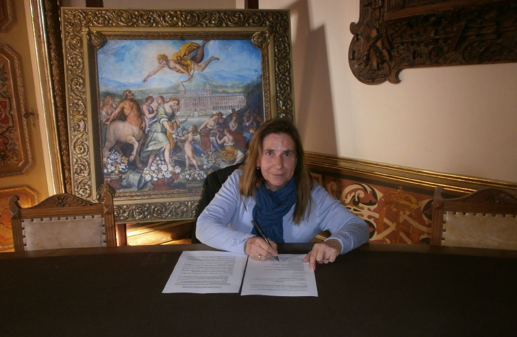 Sottoscrizione dello Statuto e dell Atto costitutivo della "Rete degli Osservatori del paesaggio del Piemonte" da parte della Prof.ssa Daniela Bosia a nome dell Osservatorio del Paesaggio del Mongioie e per delega dell Osservatorio per il Paesaggio delle Valli Alta Bormida ed Uzzone [Foto di Fabrizio Aimar].