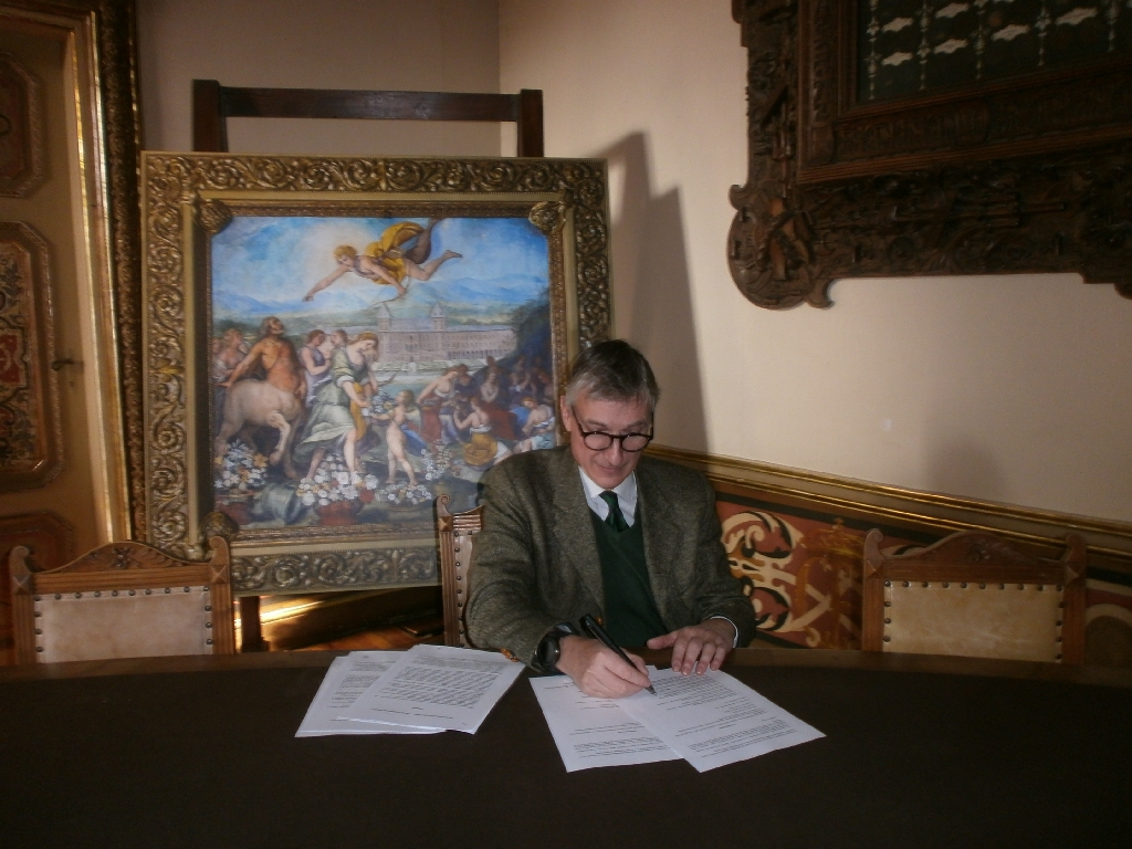 Sottoscrizione dello Statuto e dell Atto costitutivo della "Rete degli Osservatori del paesaggio del Piemonte" da parte del Prof. Luca Battaglini a nome dell Osservatorio del Paesaggio dei Parchi del Po e della Collina Torinese [Foto di Fabrizio Aimar].