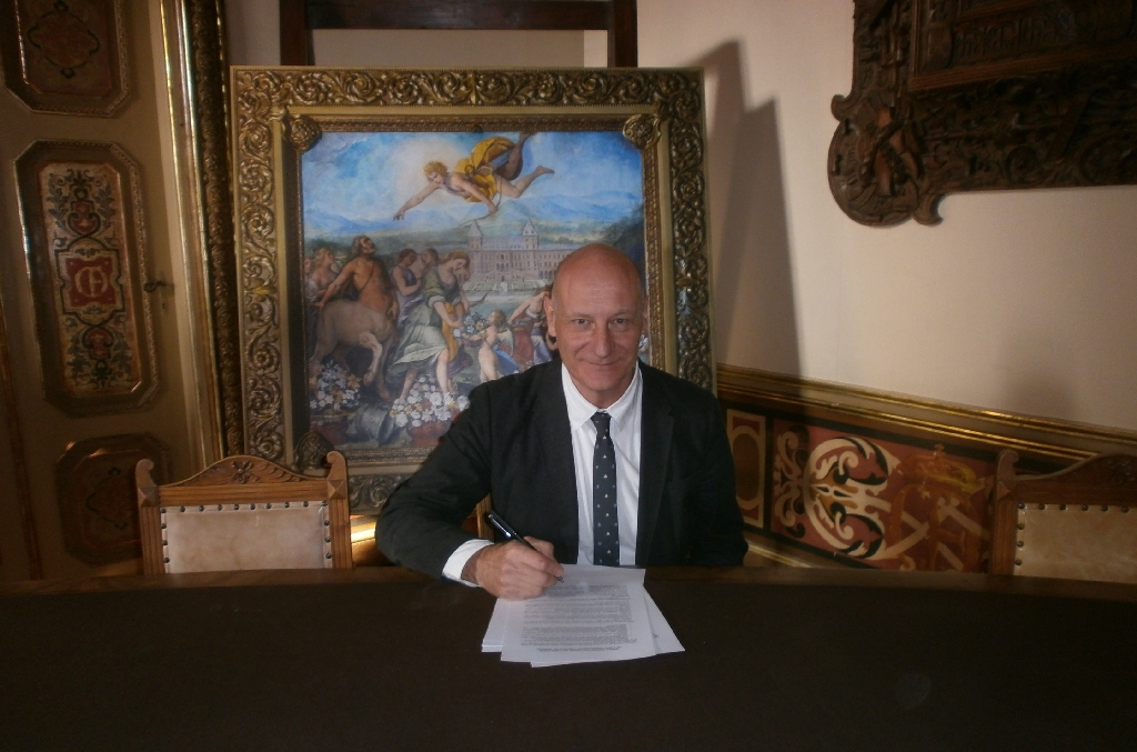 Sottoscrizione dello Statuto e dell Atto costitutivo della "Rete degli Osservatori del paesaggio del Piemonte" da parte del Dott. Agr. Carlo Bidone a nome dell Osservatorio del paesaggio alessandrino [Foto di Fabrizio Aimar].