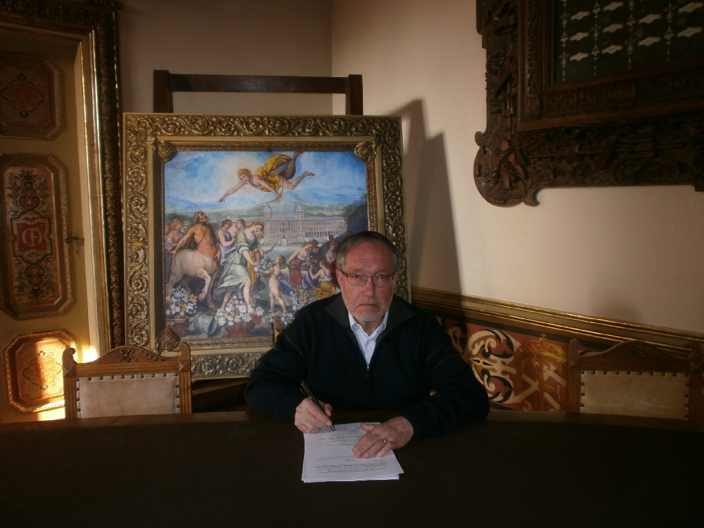 Sottoscrizione dello Statuto e dell Atto costitutivo della "Rete degli Osservatori del paesaggio del Piemonte" da parte dell Arch. Silvio Veglio a nome dell Osservatorio per la Tutela del Paesaggio di Langhe e Roero [Foto di Fabrizio Aimar].