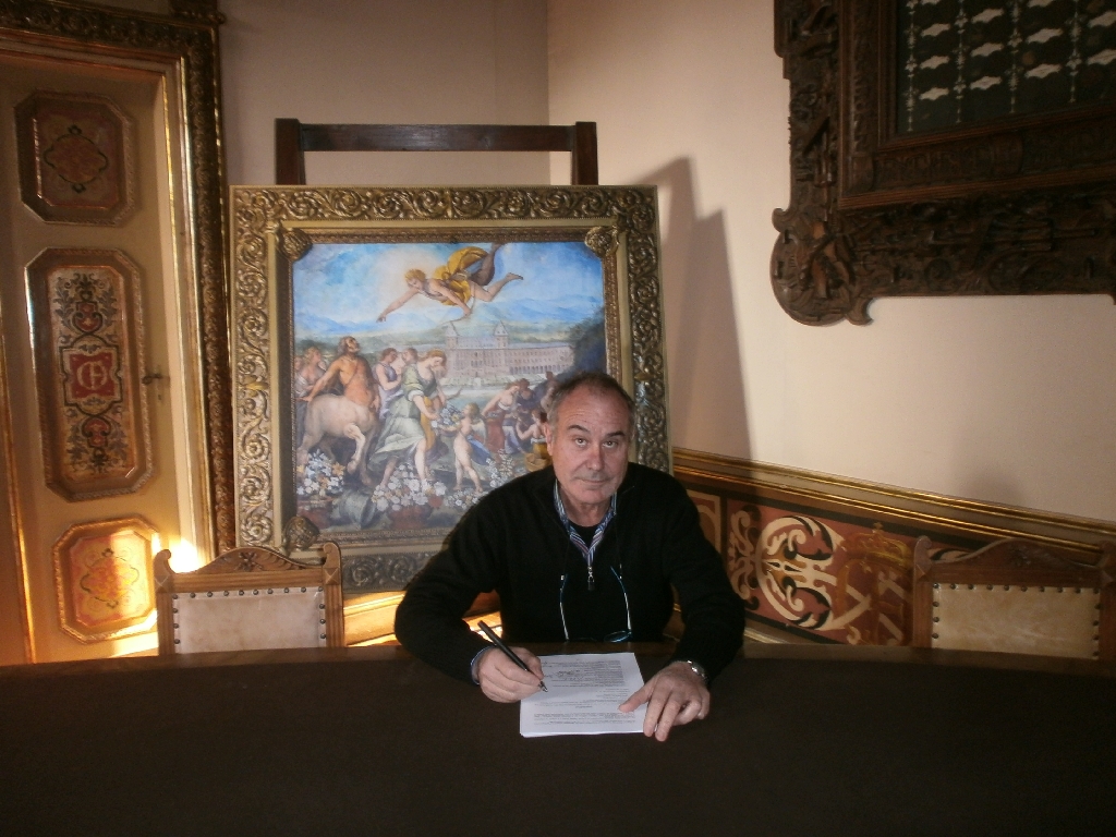 Sottoscrizione dello Statuto e dell Atto costitutivo della "Rete degli Osservatori del paesaggio del Piemonte" da parte dell Arch. Diego Corradin a nome dell Osservatorio del Paesaggio per l Anfiteatro Morenico di Ivrea e per delega dell Osservatorio Biellese - Beni culturali e Paesaggio [Foto di Fabrizio Aimar].