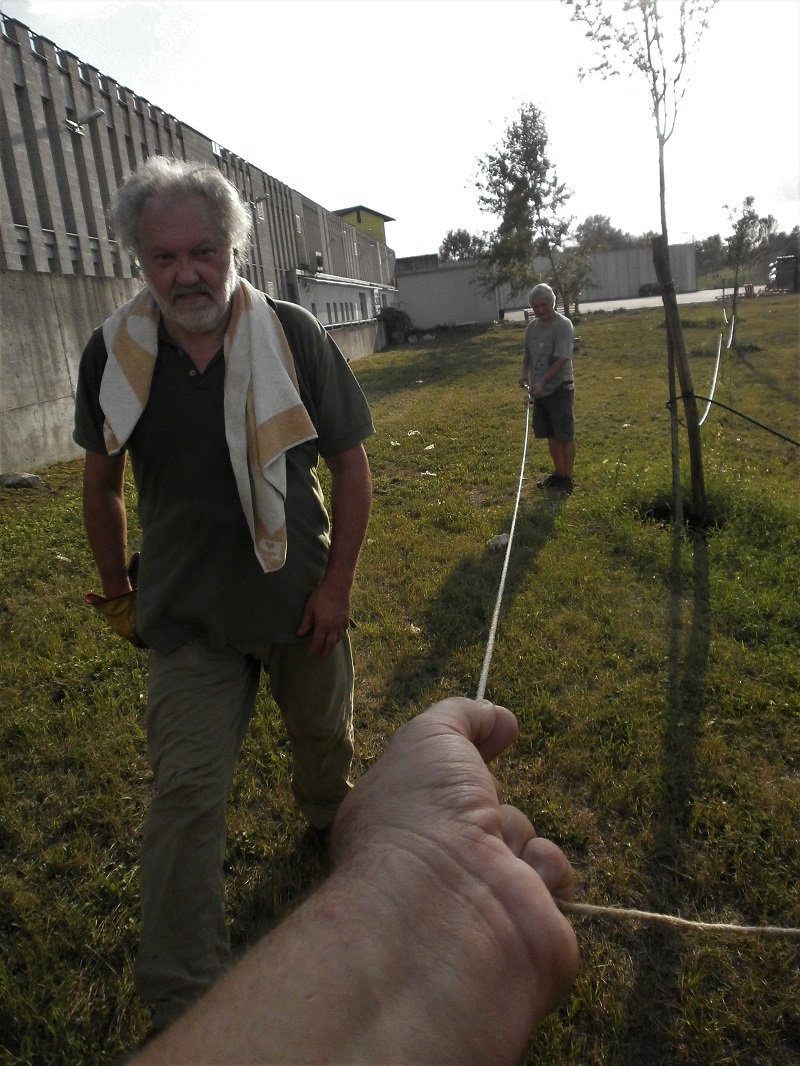 Operazioni di misurazione al termine della stagione estiva della profondità dell acqua contenuta all'interno del pozzo utilizzato per l irrigazione degli alberi messi a dimora per la realizzazione del Parco della Salute dell Ospedale Cardinal Massaia di Asti. Dall immersione di una corda trascinata verso il basso da un peso è emerso il dato di 6,5 metri di acqua residua all interno del pozzo.