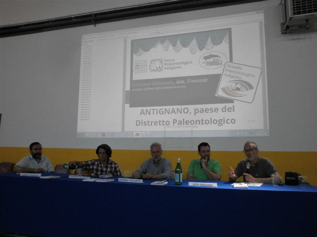 Gestione dei lavori della Tavola rotonda da parte del Moderatore, il Dott. Francesco Scalfari (Direttore del Polo universitario Asti Studi Superiori) [Foto di Dario Giordano].