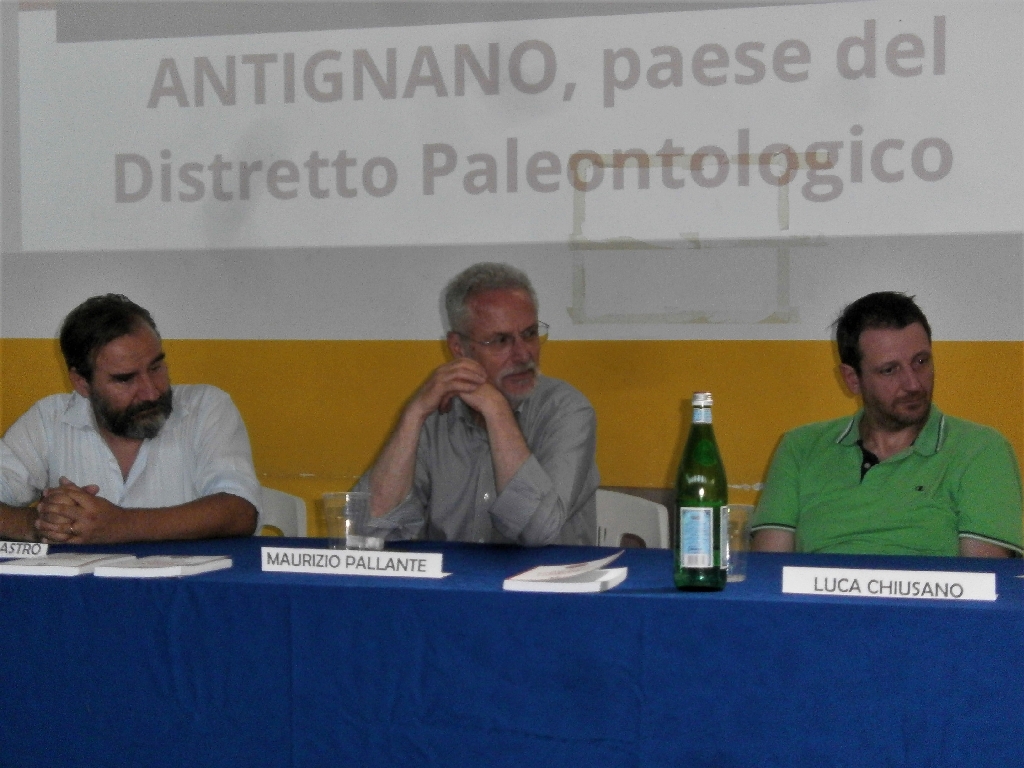 Al Tavolo dei relatori da (sx): Prof. Marco Devecchi (Università di Torino), Dott. Maurizio Pallante (Associazione Decrescita Felice) e Dott. Luca Chiusano (Associazione Insieme di Antignano) [Foto di Dario Giordano].